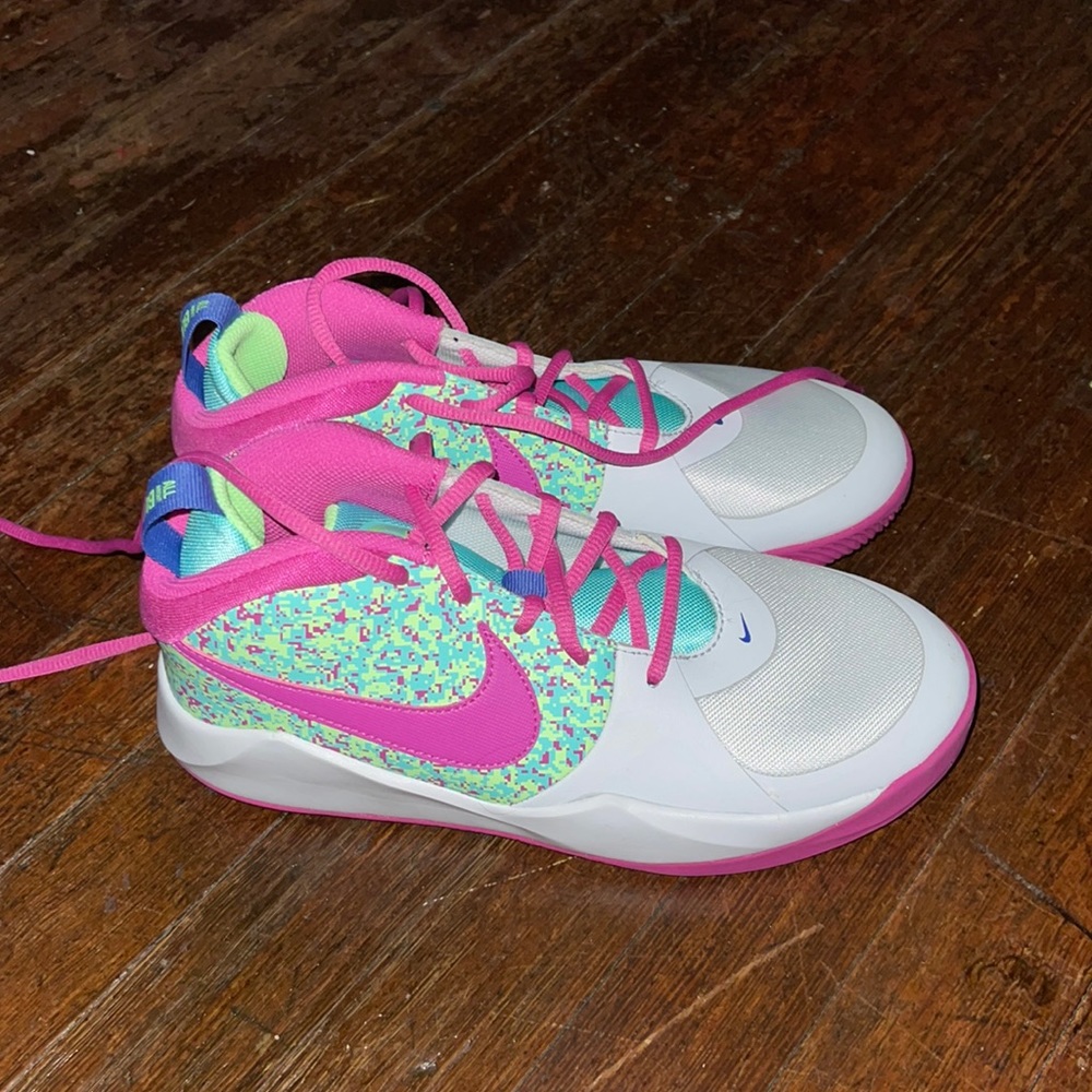 Nike Team Hustle D 9 DIGI (GS) Sneaker Size 5.5 Women